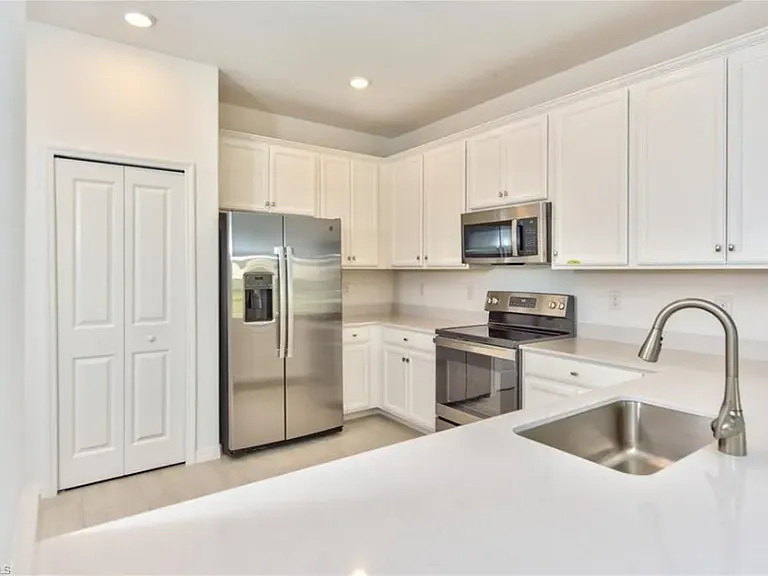 2591 Vine Ave — Photo 4