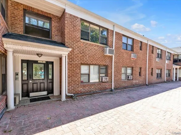 1205 E Broadway #F-13, Hewlett, NY 11557