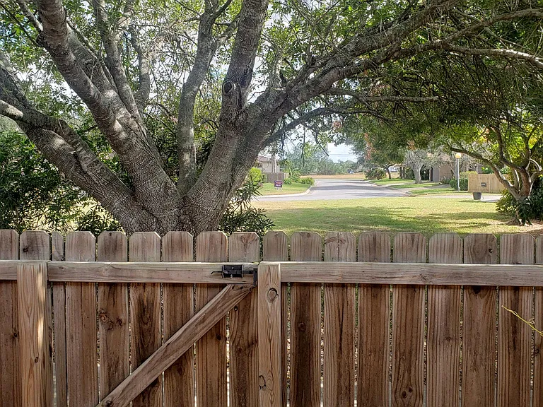 1000 Camelot Dr — Photo 17