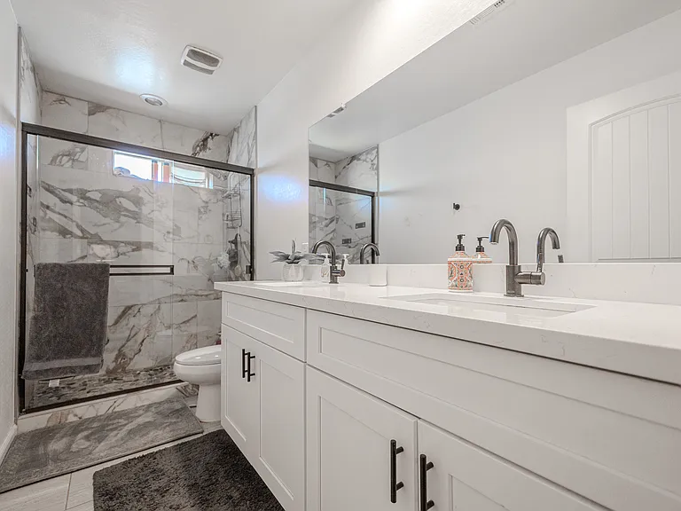 2547 E Illini St — Photo 18