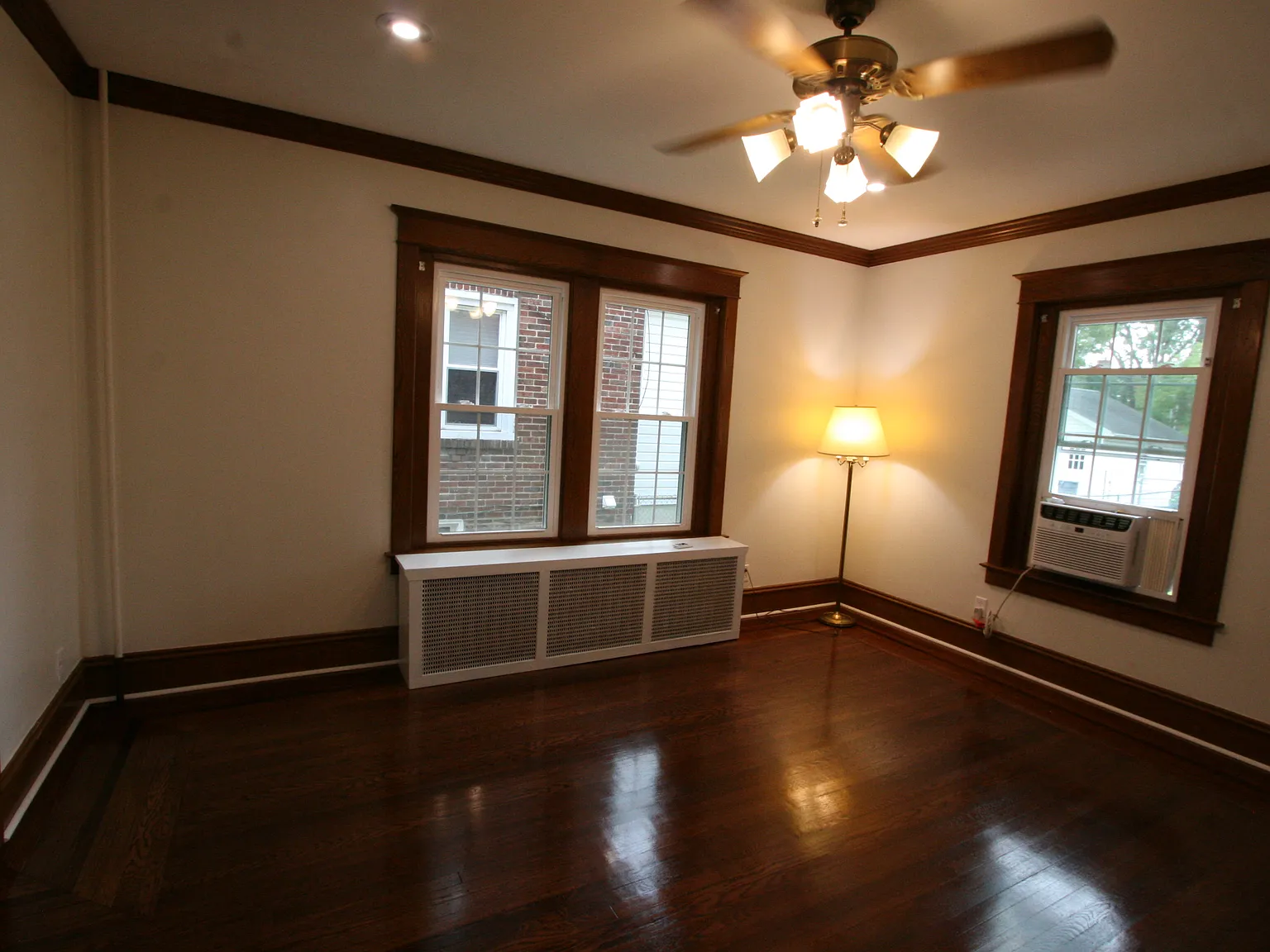 4 bed, 1.5 bath, 2400 sqft, $3,100 — Photo 2