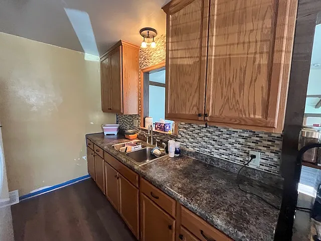 995 Van Buren Ave — Photo 3
