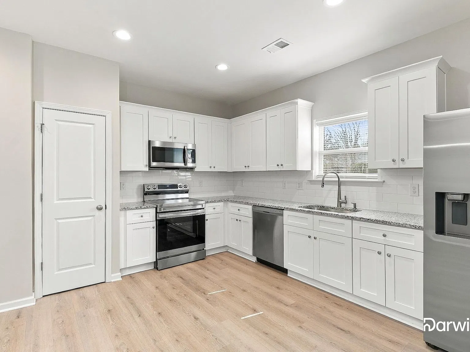 3 bed, 2.0 bath, 1190 sqft, $1,595 — Photo 4