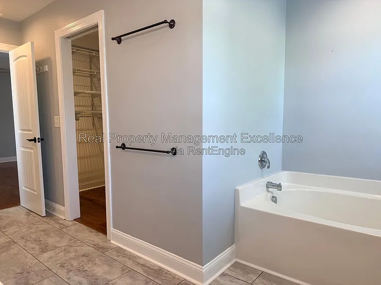 305 Holly Thorn Trce — Photo 33