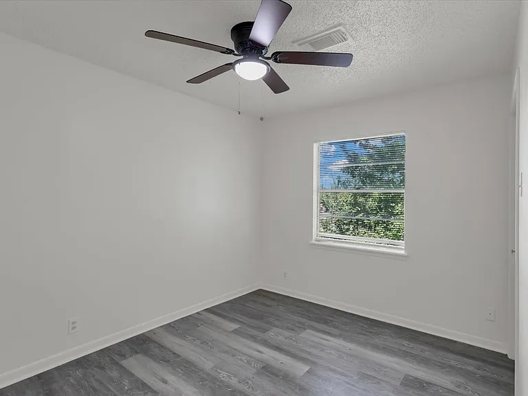 1312 N Travis St — Photo 20
