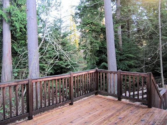 Large Back Deck Private Greenbelt View