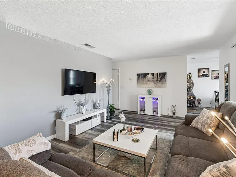 7210 N Manhattan Ave #523 — Photo 3