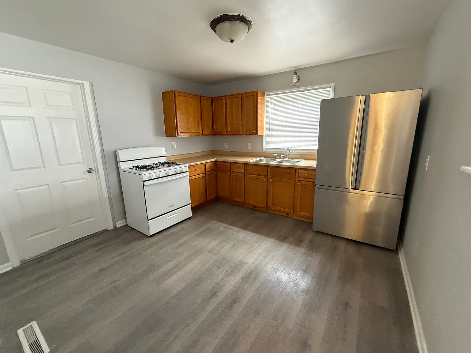 3 bed, 1392 sqft, $2,200 — Photo 3
