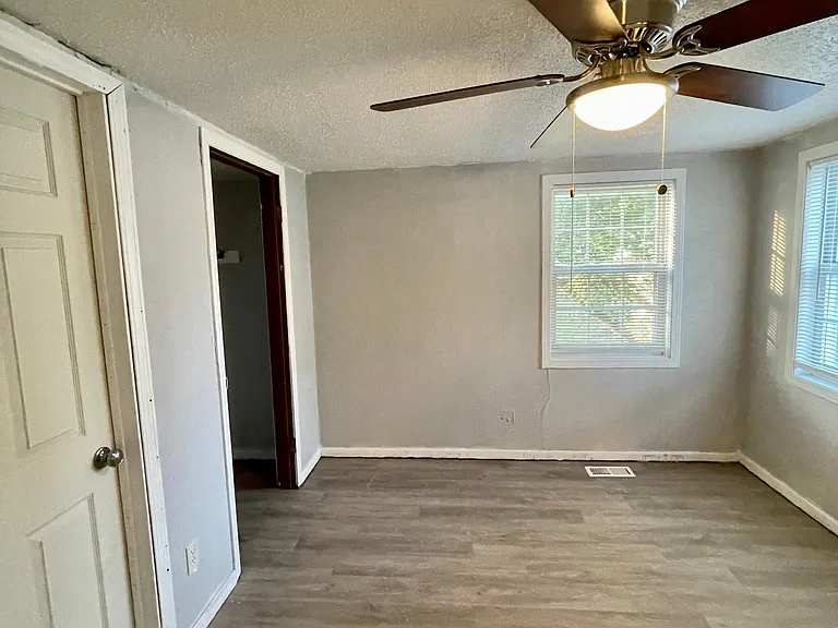 322 E Avenue D — Photo 18