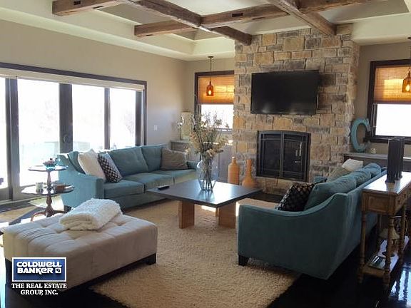 Great Rm w/Accent Wood Beams