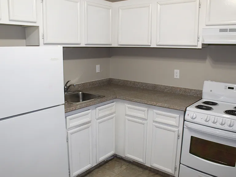 14 Assiniboine Dr — Photo 2