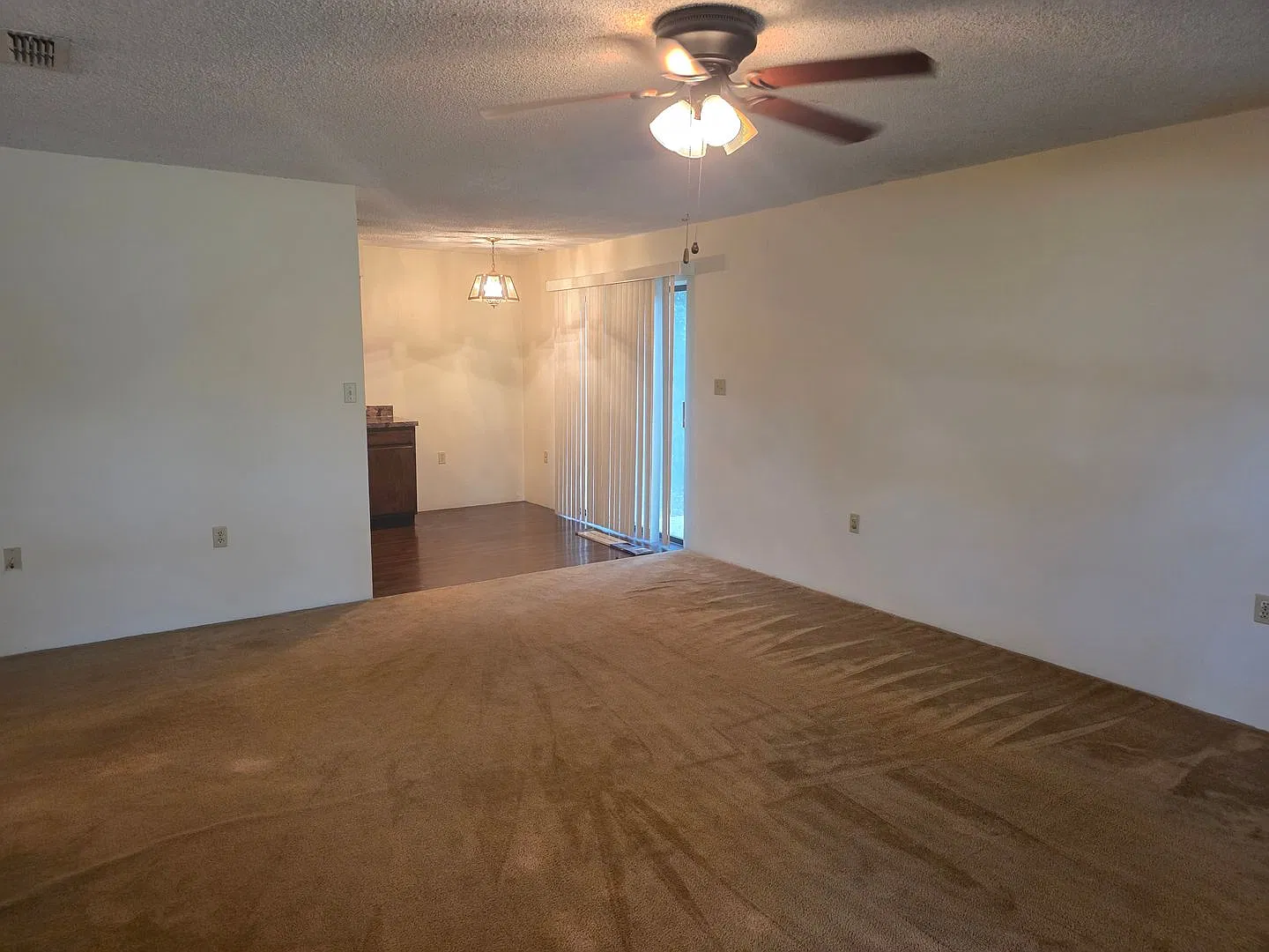 660 SW Cardinal Dr — Photo 2