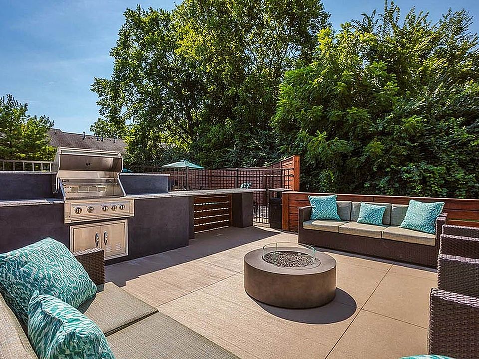 Outdoor Lounge and Grills