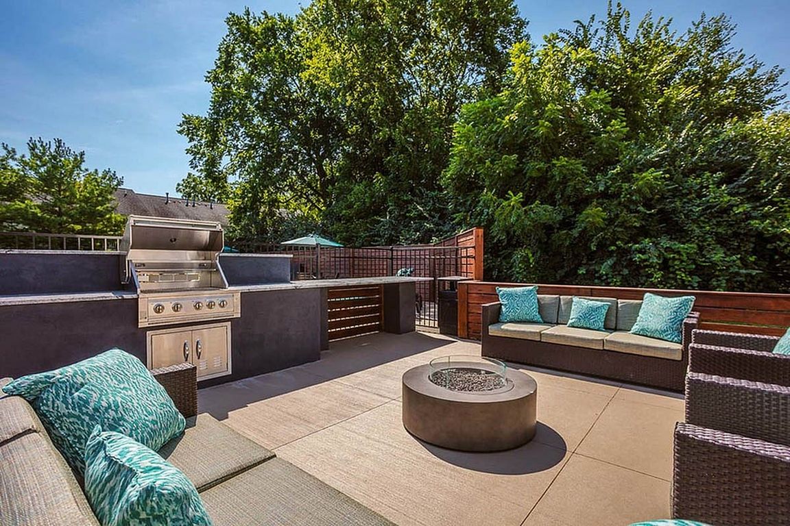 Outdoor Lounge and Grills