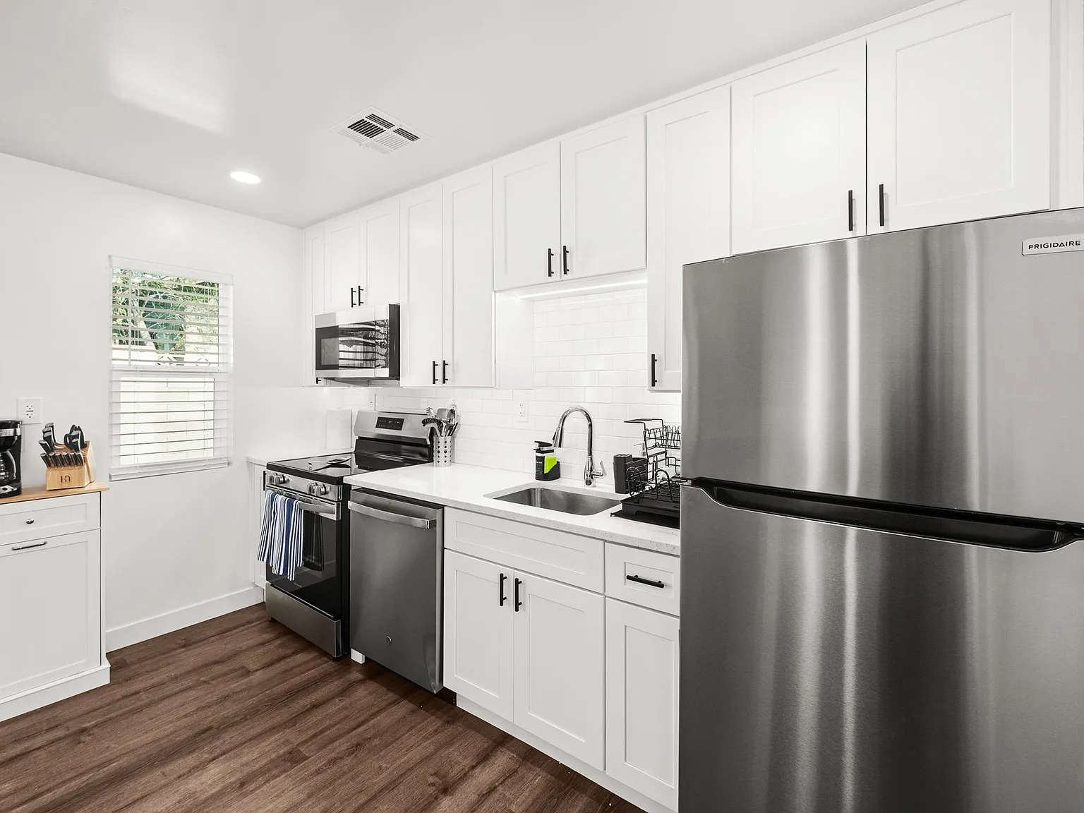 DT PHX |Furnished 1BR | Pet-friendly |All Utils Incl | Ideal for Travel Nurses & Relocators - #4 — Photo 2