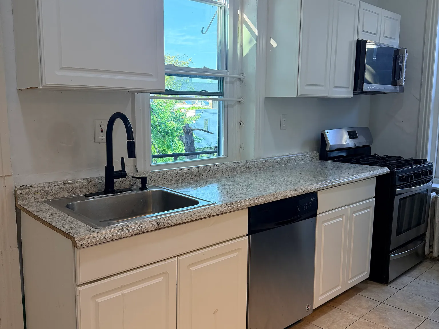 3 bed, 1040 sqft, $1,625 — Photo 3