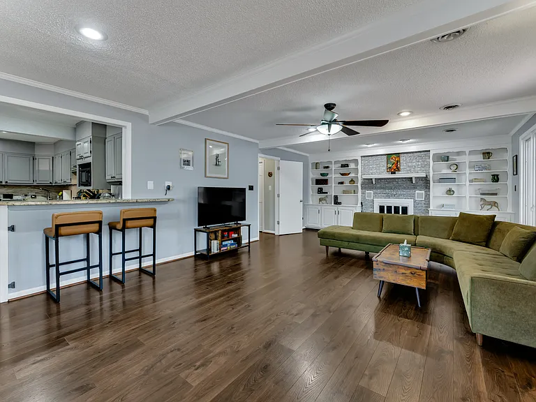 4620 Larkin St — Photo 1
