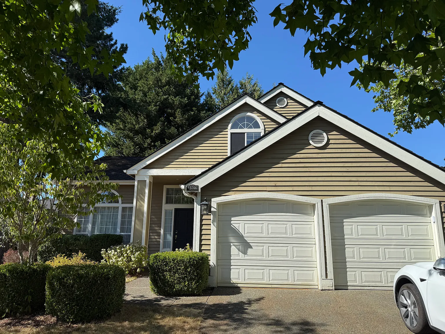 4 bed, 2.5 bath, 2090 sqft, $4,050 — Photo 1