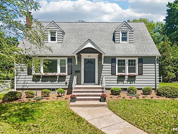 2nd image of 571 Laurel Rd