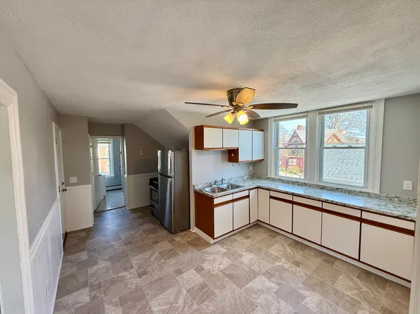 194 N Bend St APT 3, Pawtucket, RI 02860