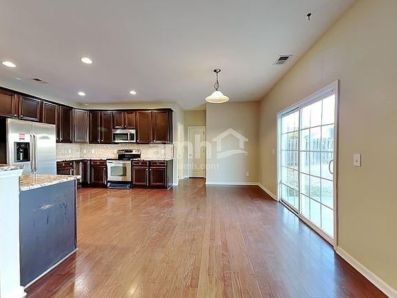 4th image of 298 Scarlett Ln