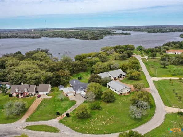 768 Lakeshore Dr, Victoria, TX 77905