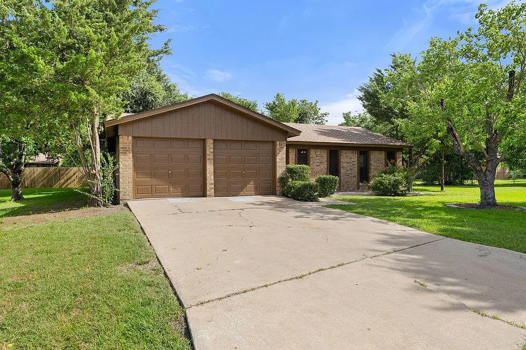 3 bed, 1.5 bath, 1226 sqft, $1,700 — Photo 3