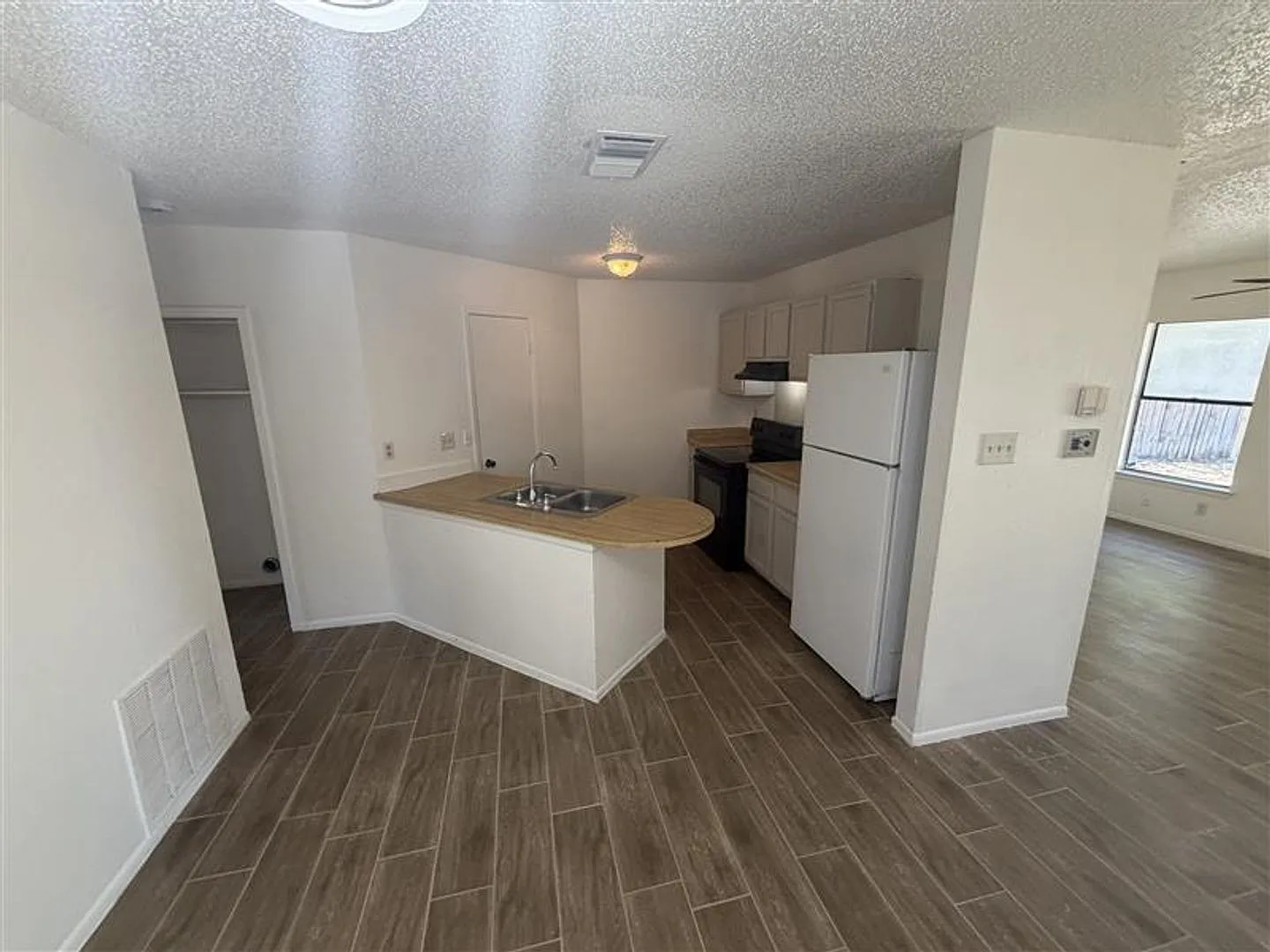 Renovated 2 bedroom/2 bath duplex with garage and fenced yard — Photo 4