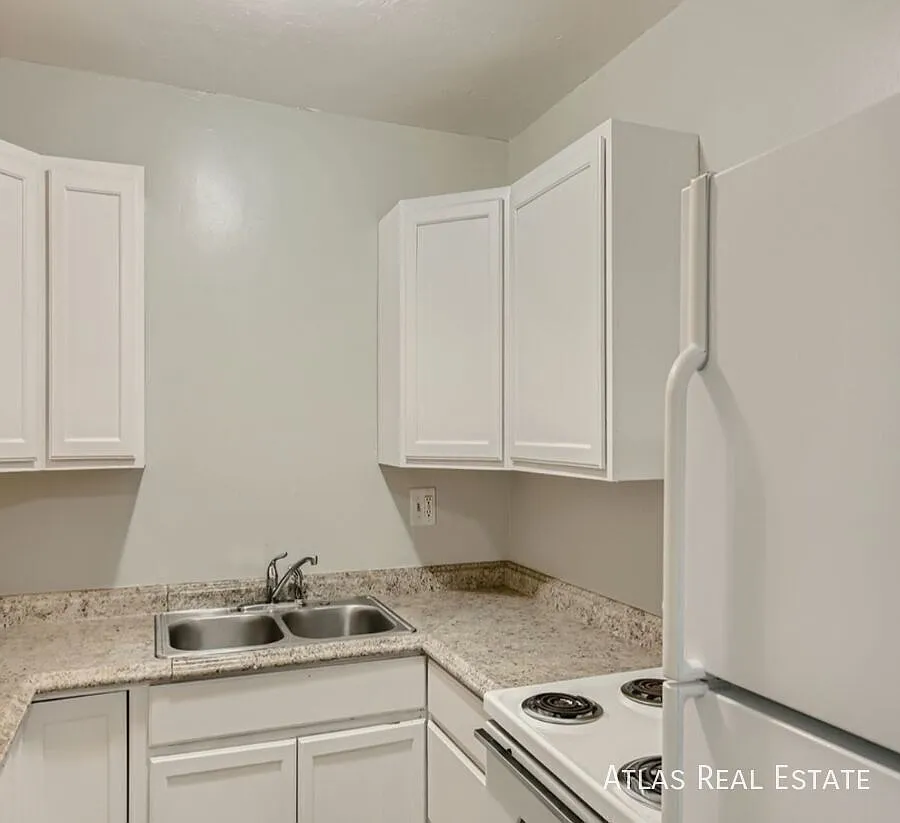 Building Photo - 2929 W Colorado Ave #31