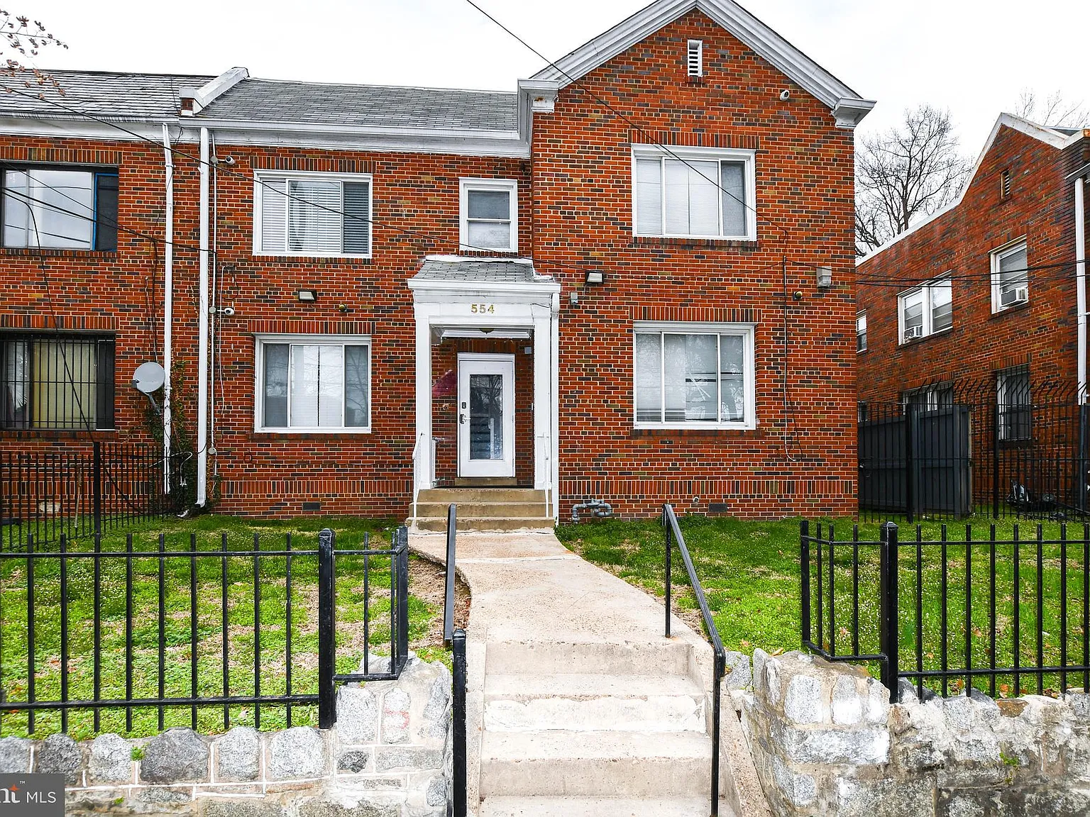 2 bed, 1.0 bath, 3096 sqft, $1,650 — Photo 2