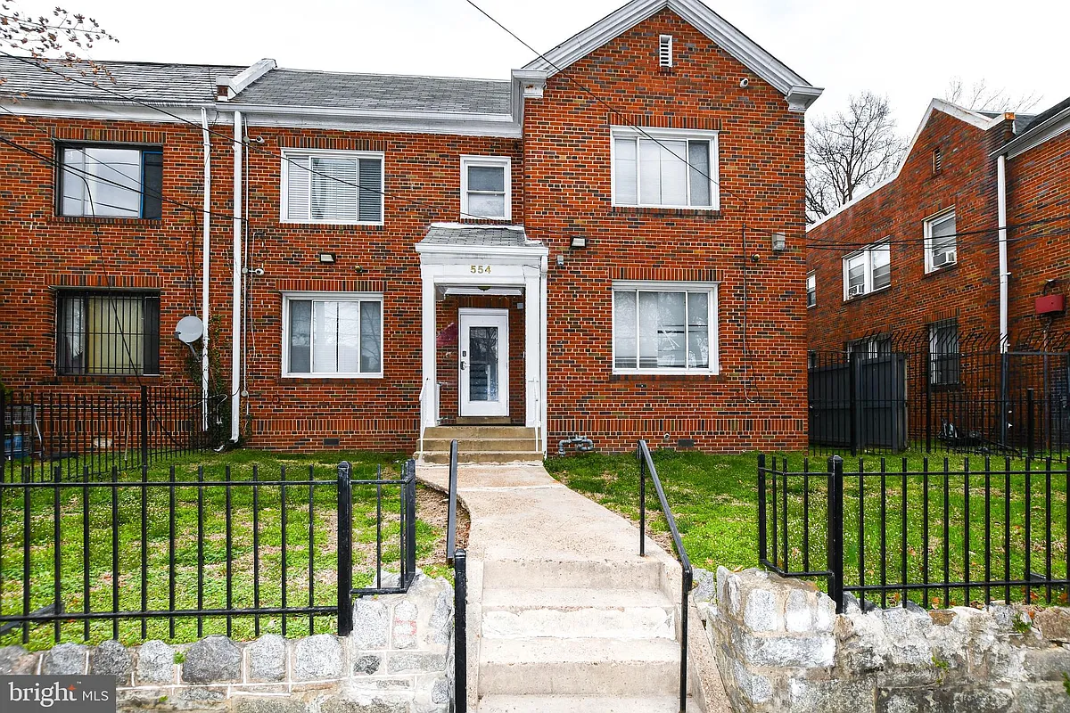 Building Photo - 554 Newcomb St SE #4