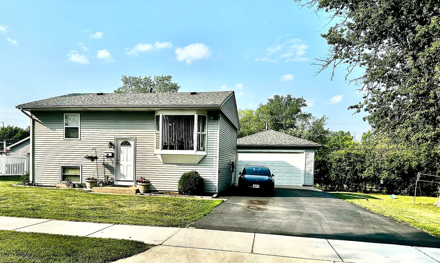 604 W Wind Dr photo 1