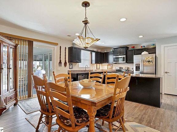 5th image of 503 Harwood Ct
