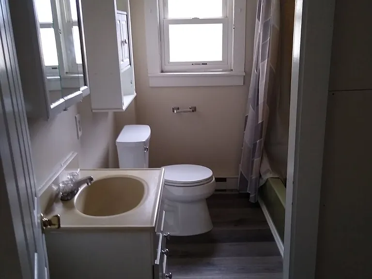 137 E Main St — Photo 3