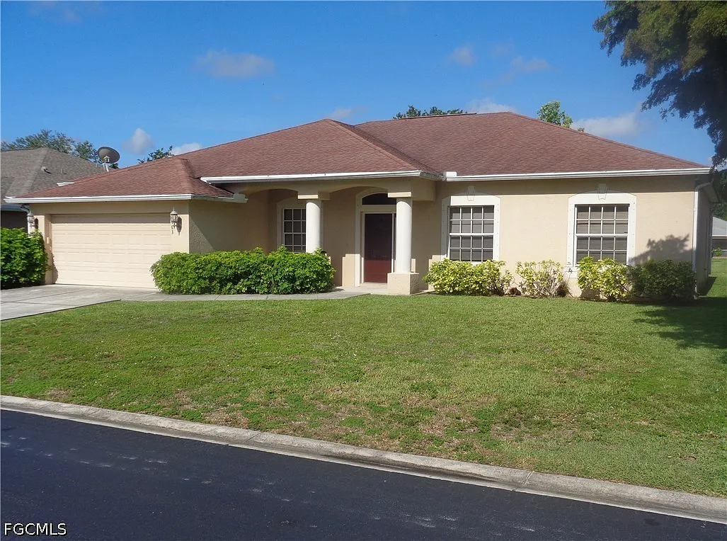 4 bed, 3.0 bath, 2384 sqft, $2,400 — Photo 3