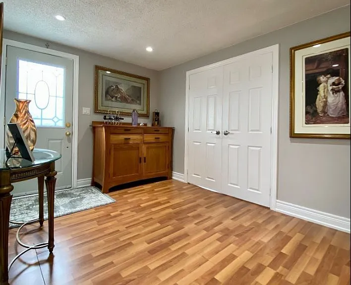 4870 Mapleview Cres — Photo 2