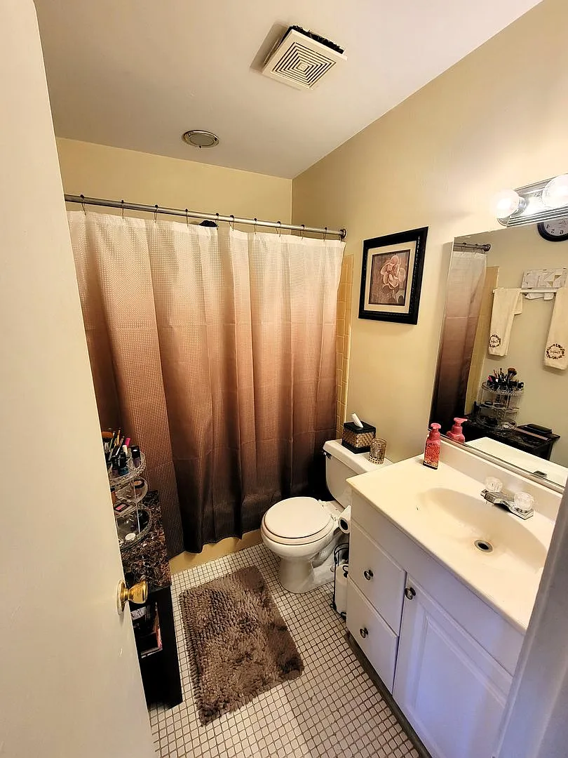 3 Story Townhouse in Sturbridge Village — Photo 4