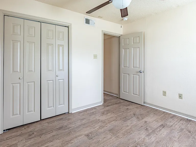 Ardendale Oaks Apartments — Photo 9