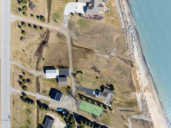 5th image of 4480 Lakeshore Rd