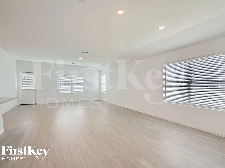 1204 Treehouse Ln — Photo 10