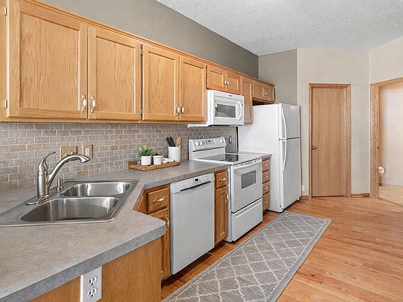 4th image of 12739 Drake Cir NW