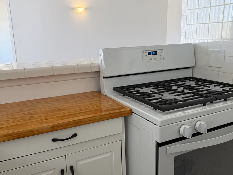 RIGHT SIDE OF KITCHEN