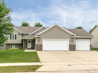 2208 Crimson Ridge Dr NW, Rochester, MN 55901