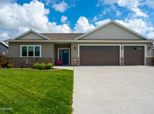 2084 Kings View Dr, Grand Forks, ND 58201
