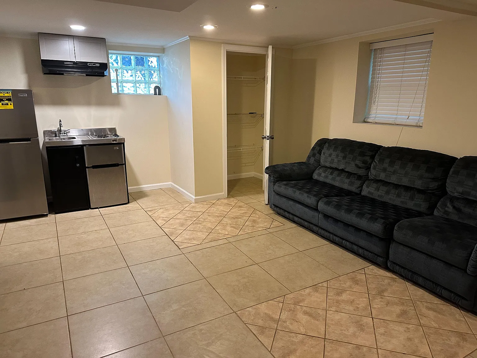 4 bed, 1.0 bath, 750 sqft, $1,797 — Photo 3