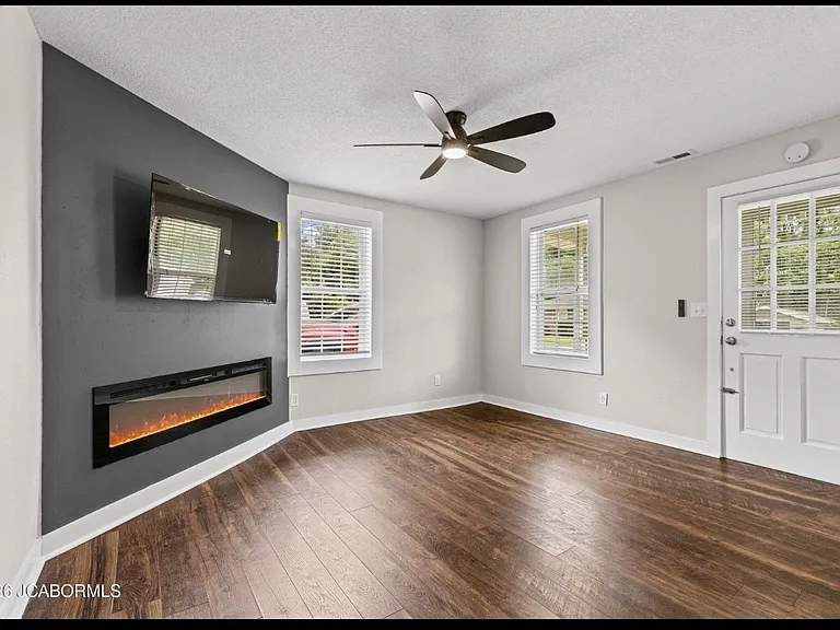420 Vetter Ln — Photo 2