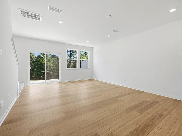 210 Parker Ln — Photo 13