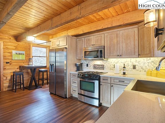 5th image of 820 Willow Mountain Drive