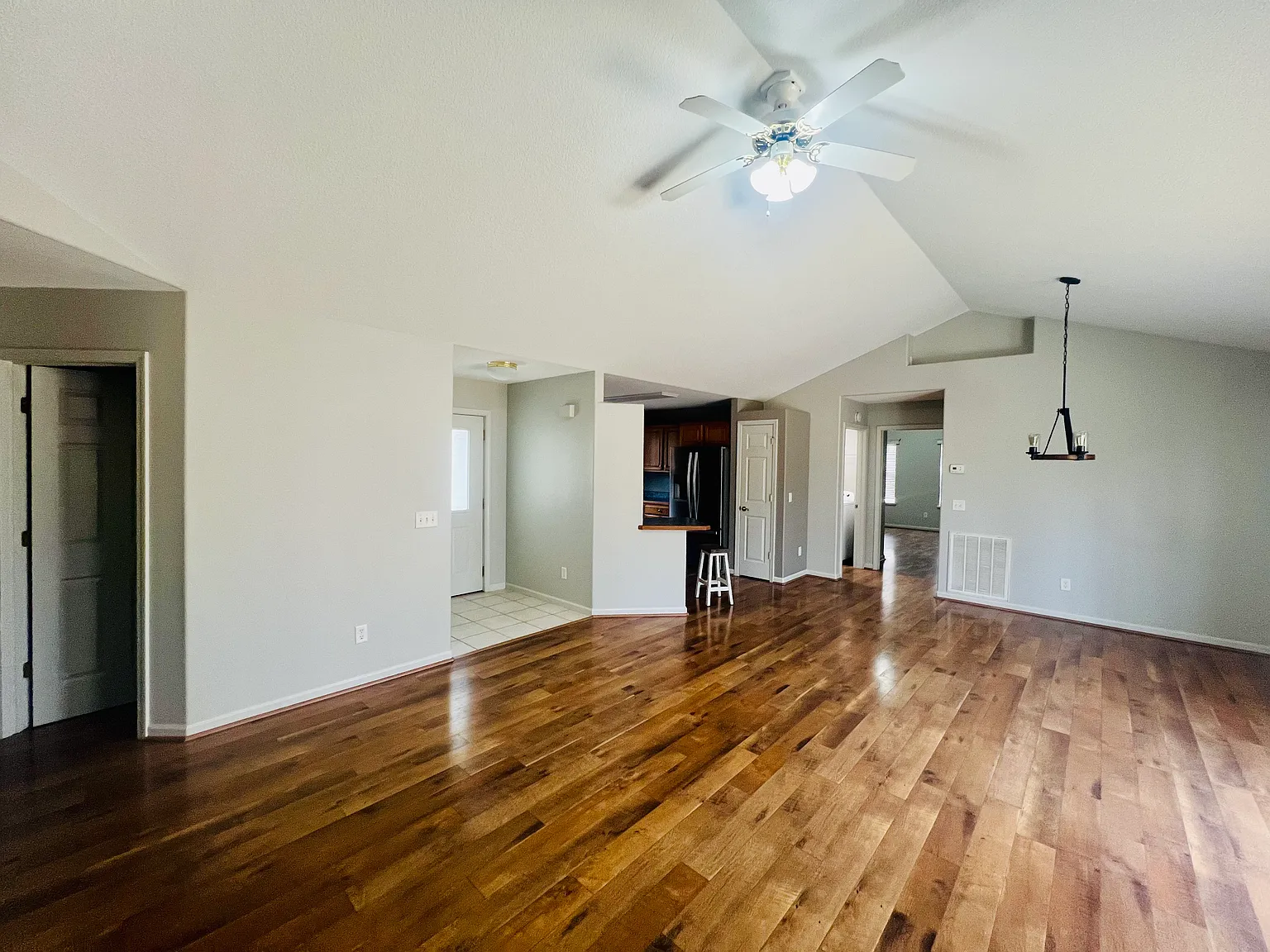 119 Camelot Ln — Photo 2