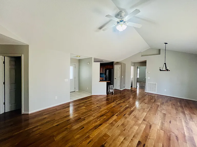 119 Camelot Ln — Photo 2